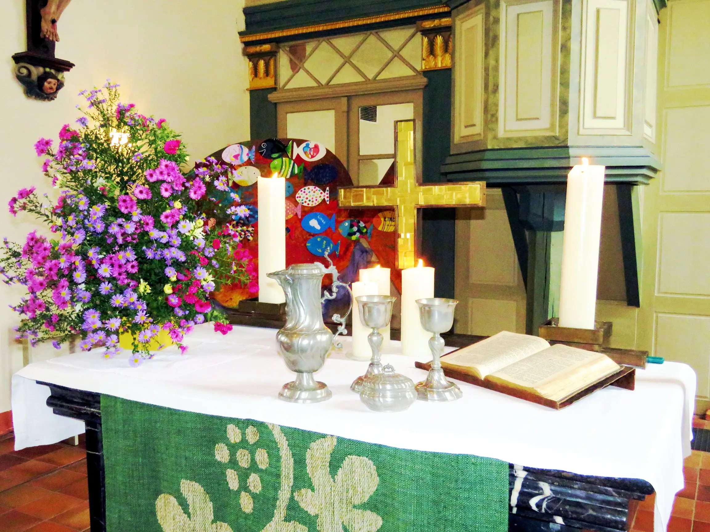 Altar mit Abendmahlsgeschirr
