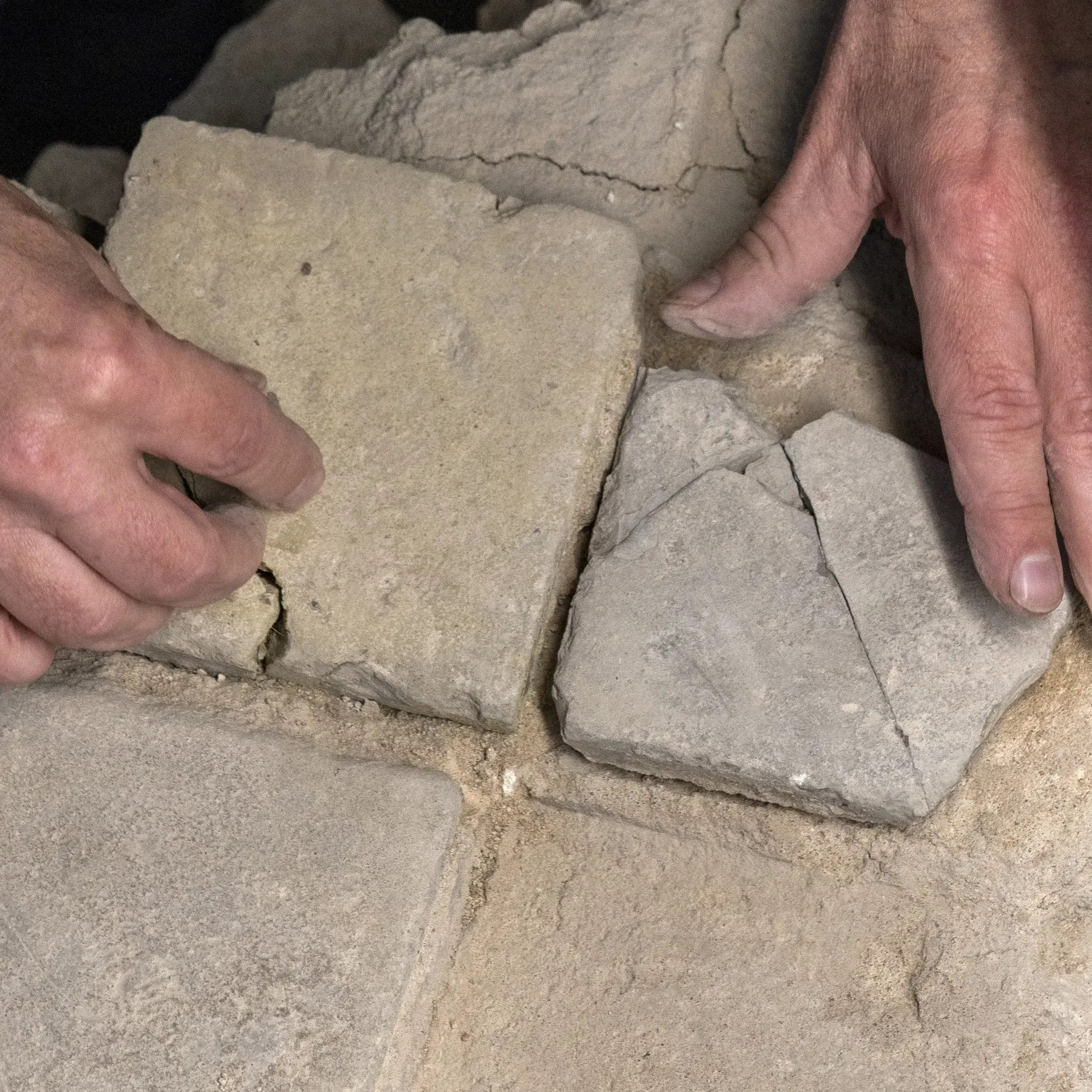 Ein Mann legt gotische Fliesen zusammen