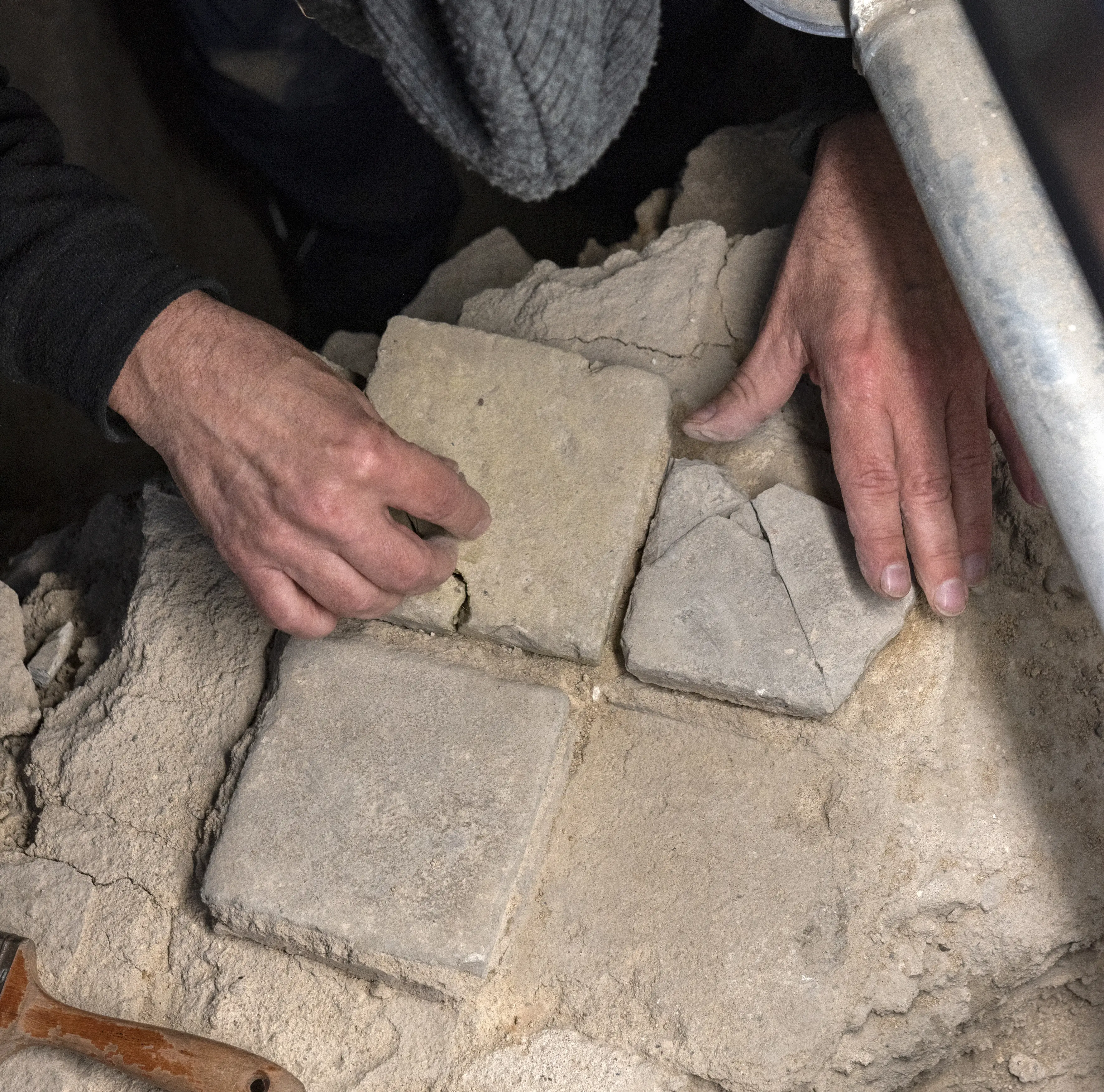 Ein Mann legt gotische Fliesen zusammen