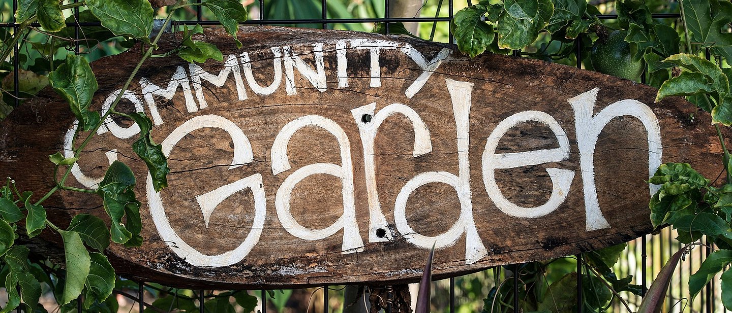 Gartenschild mit der Aufschrift "Community Garden"