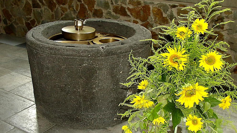Der romanische Taufstein in der Neuen Martinskirche