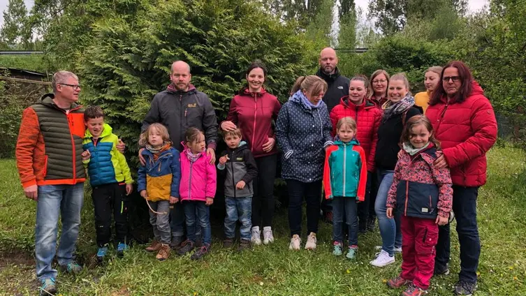 Das Foto zeigt eine gemeindame Aktivität der Eltern, Kinder und Erzieher des Haus des Kindes während des Familienausfluges!