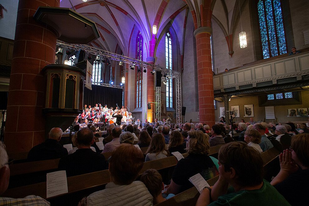 Das Foto zeigt aus dem Publikum heraus das Oratorium "Wie klingt Gott" in der Nicolaikirche in Korbach am Hessentag 2018.