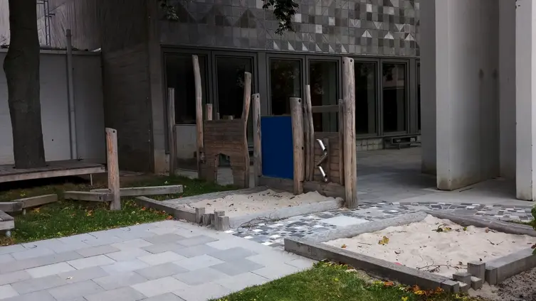 Spielwand mit Balancierbalken