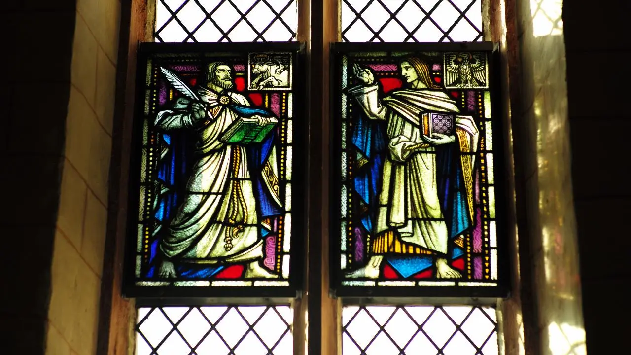 Bleiverglaste Fenster im Chorraum (1926) von Otto Linnemann 