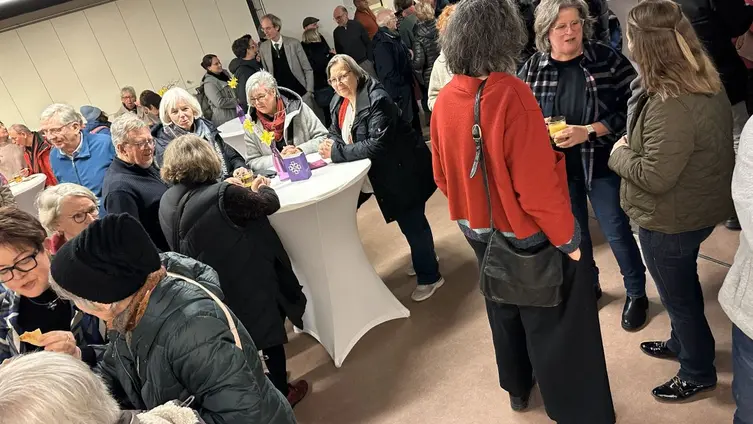 Viele Besucher beim Empfang nach dem Gottesdienst im Gemeindessal