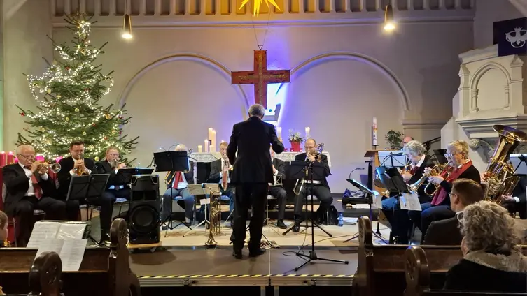 Eine Aufnahme des weihnachtlichen Konzertes unseres Posaunenchores in der Markuskirche im Jahr 2024.
