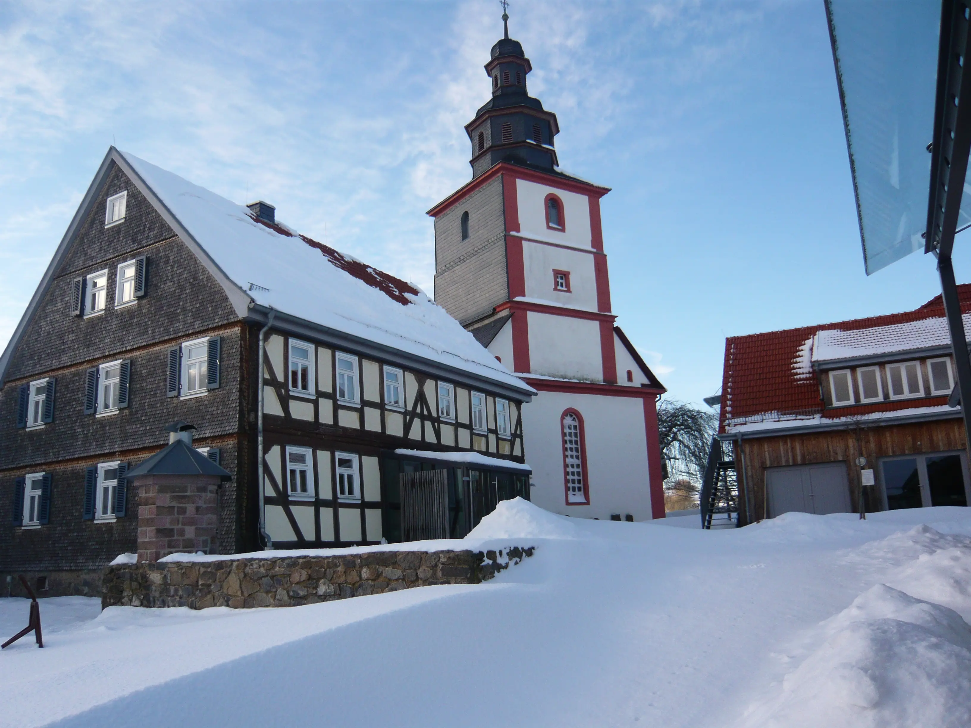 Schneebedecktes Anwesen 