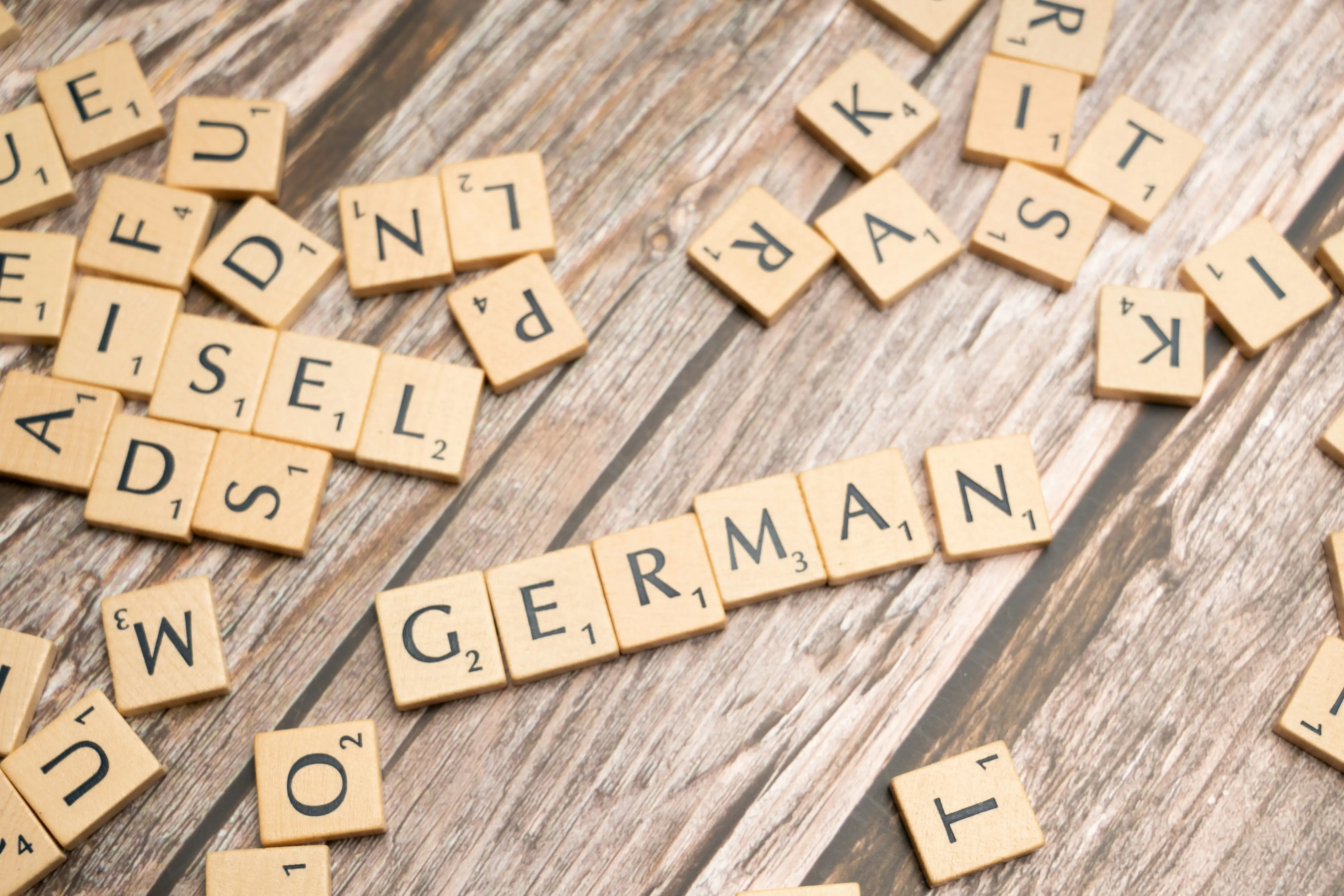 Scrabble-Steine formen das Wort "GERMAN"
