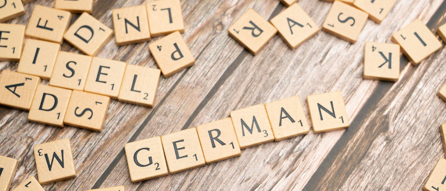 Scrabble-Steine formen das Wort "GERMAN"