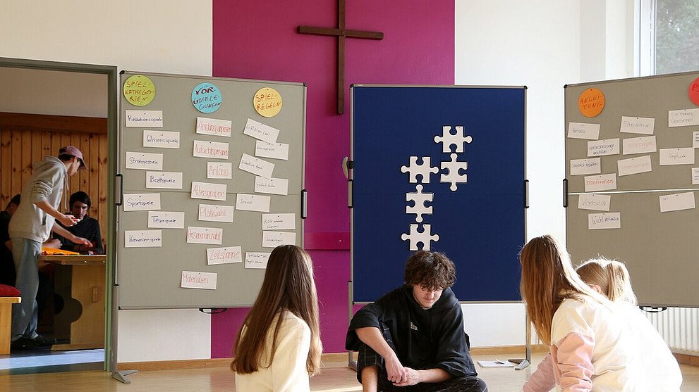 Links sieht man in den angrenzenden Raum hinein.