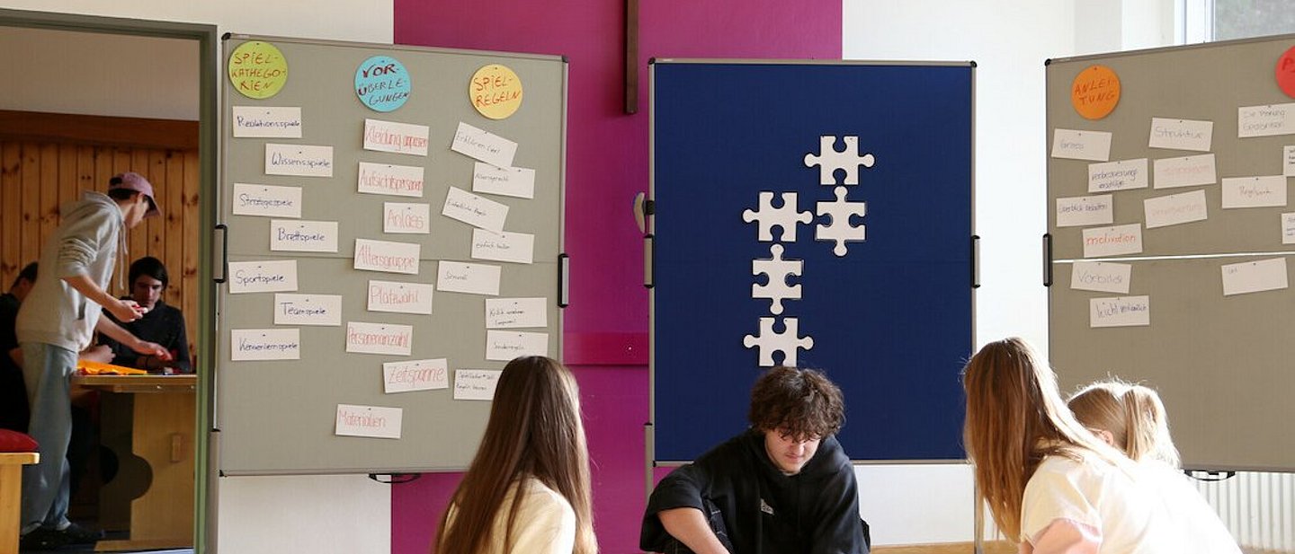 Links sieht man in den angrenzenden Raum hinein.