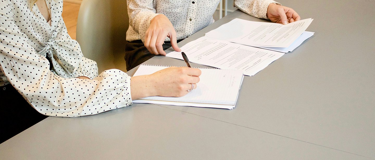 Zwei Frauen schauen auf Dokumente