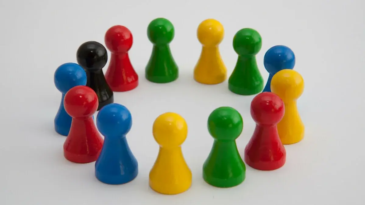Bunte Spielfiguren stehen im Kreis