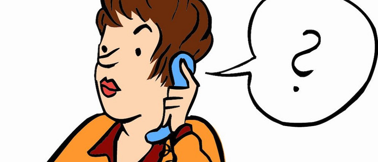 Eine Frau hält sich einen Telefon-Hörer gegen ihr Ohr. Neben ihrem Kopf ist  ein Fragezeichen. Jemand befragt die Frau am Telefon für eine Umfrage.