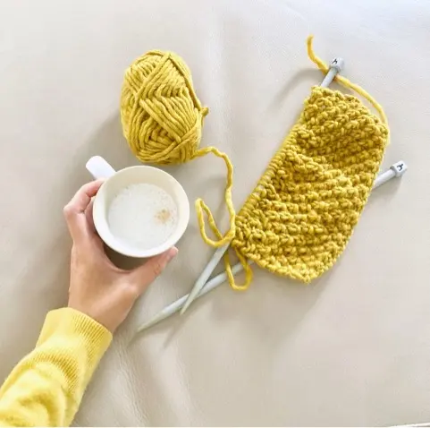 Strickzeug und eine Tasse Kaffee 