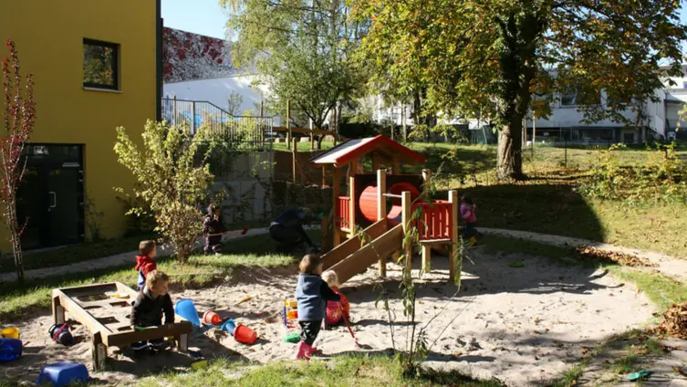 Spielplatz im Aussengelände der Kita