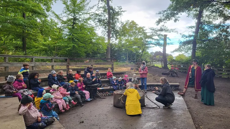Die Fotos zeigen die KiTa-Kinder bei ihren Aktivitäten während der Waldwochen auf der Scheune.