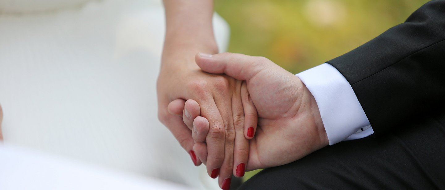 Hände eines Hochzeitspaares