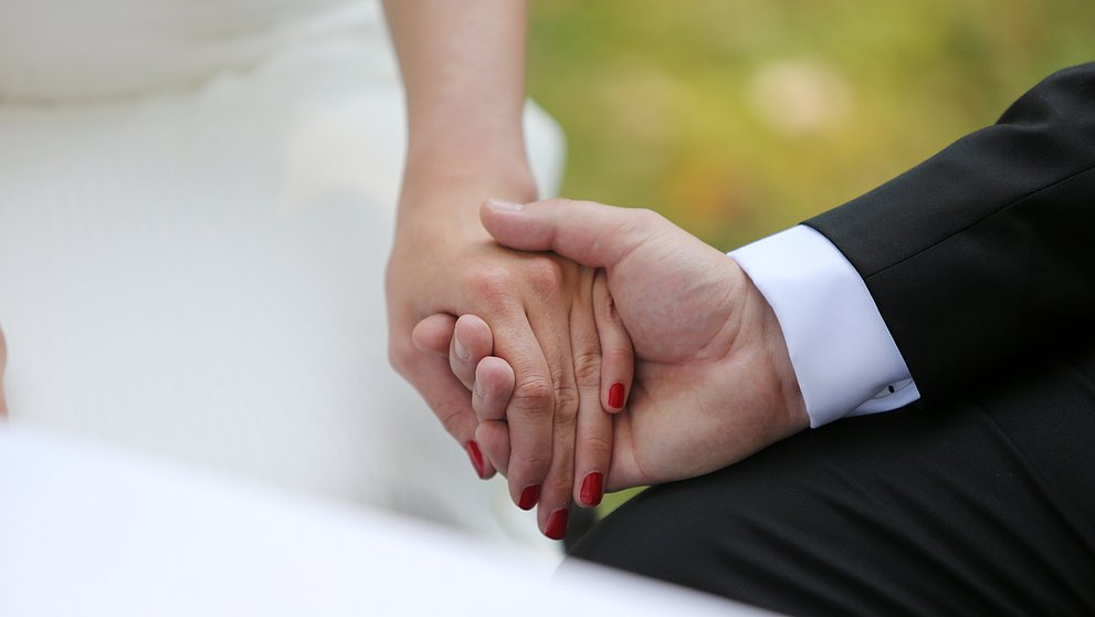 Hände eines Hochzeitspaares