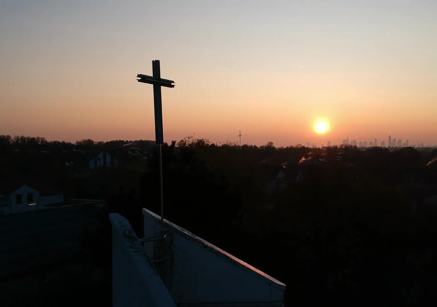 Der Kirchturm der Andreasgemeinde Niederhöchstadt bei Sonnenunterganng