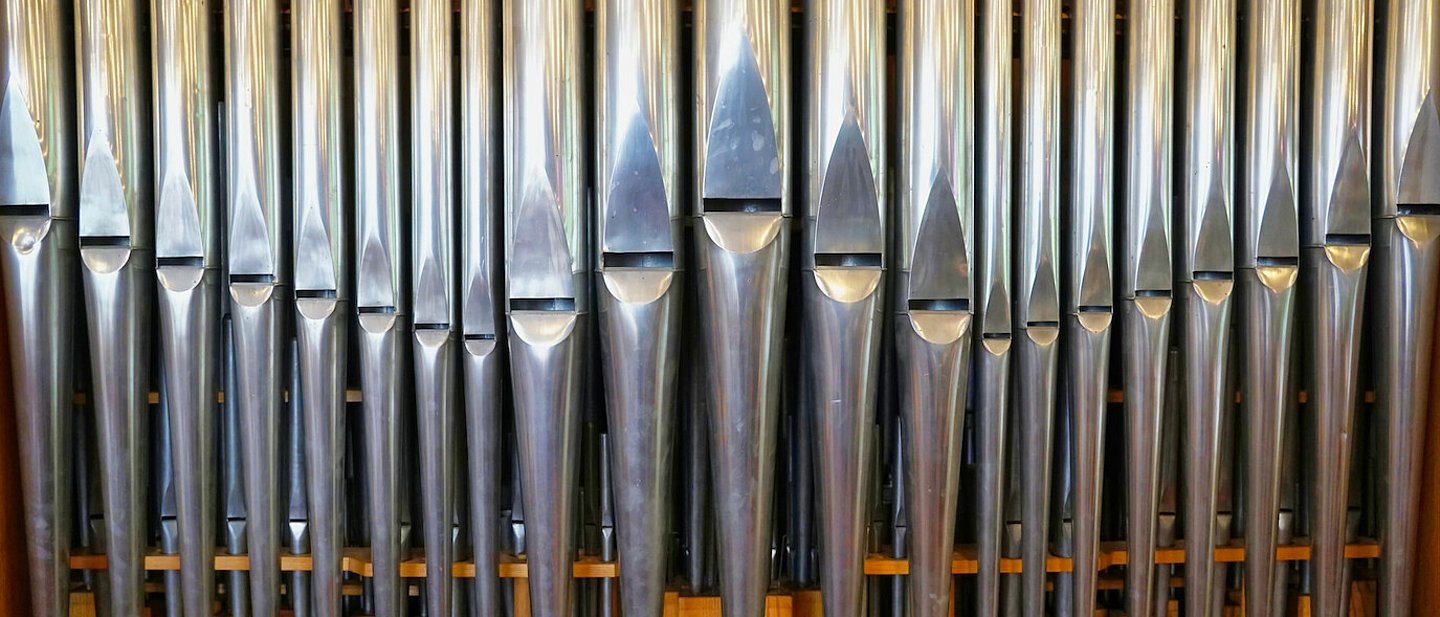 Detailaufnahme einer Kirchenorgel mit Blick auf die Orgelpfeifen.