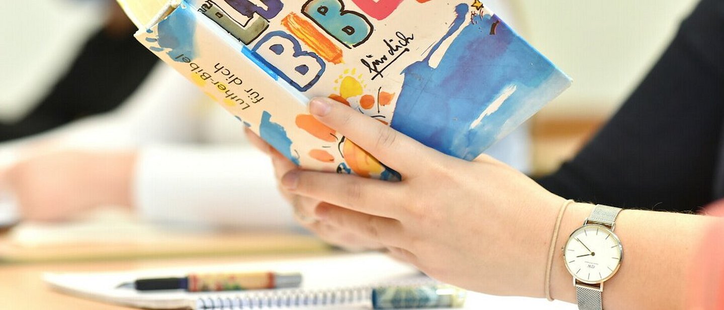 Man sieht Jugendliche in einem Klassenzimmer im Religionsunterricht