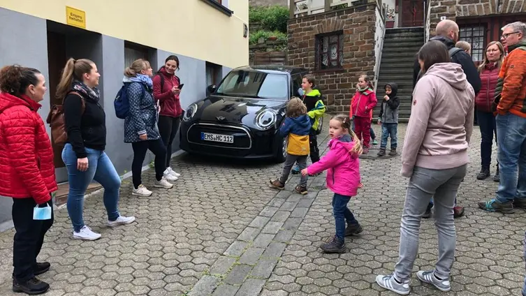 Das Foto zeigt eine gemeindame Aktivität der Eltern, Kinder und Erzieher des Haus des Kindes während des Familienausfluges!