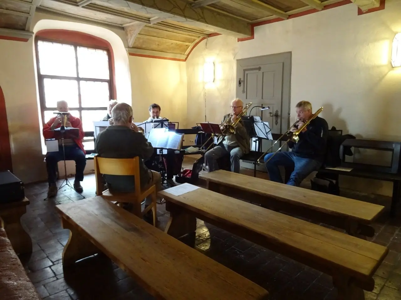 Das Foto zeigt die Bläser des Posaunenchors Breuberg in der Burgkapelle.