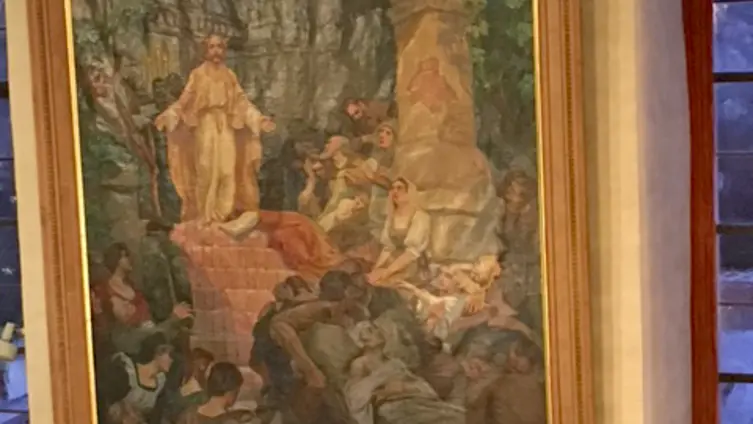 Ein zwischen zwei Fenstern an der rechten Kirchenwand hängendes Monumentalgemälde in der evangelischen Kirche Köppern. Jesus segnet viele Menschen, Kranke, Behinderte, Kriegsversehrte. Stiftung eines Köpperner Fabrikanten nach dem ersten Weltkrieg.