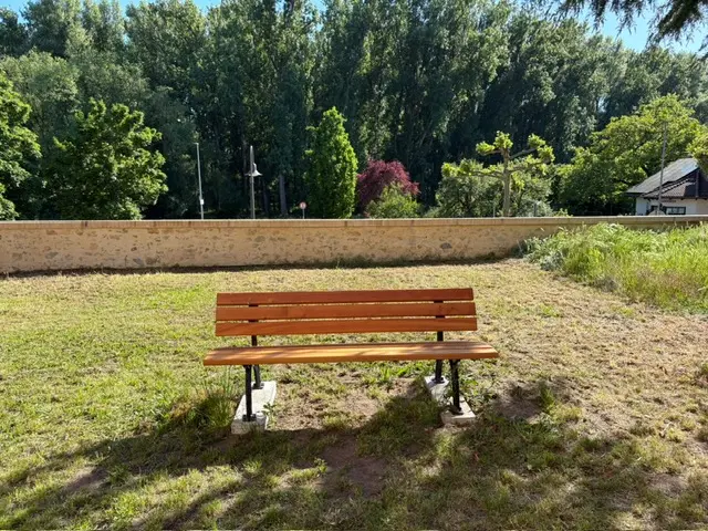 Bank an der Laurentiuskirche