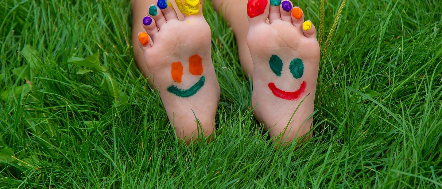 Angemalte Füße im Gras