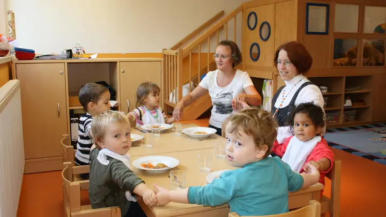 Kinder beim gemeinsamen Essen