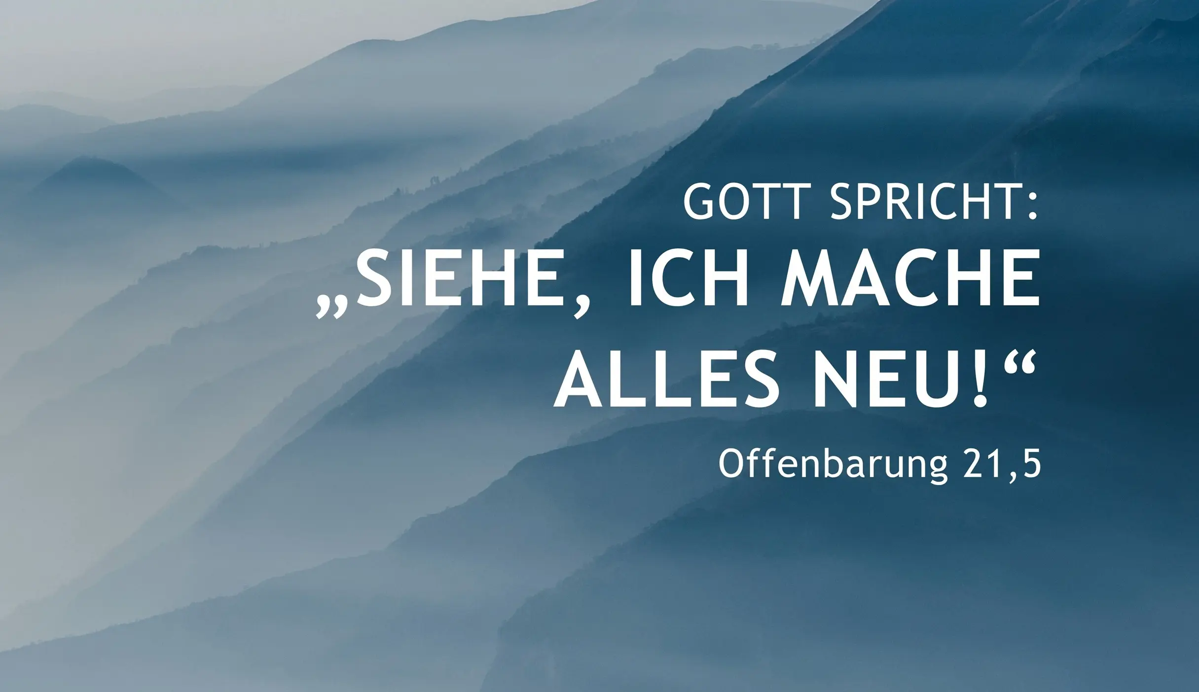 Das Bildmotiv zeigt einen Bergrücken im Nebel. Davor der Spruch in Buchstaben.