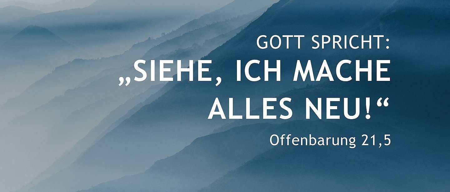 Das Bildmotiv zeigt einen Bergrücken im Nebel. Davor der Spruch in Buchstaben.