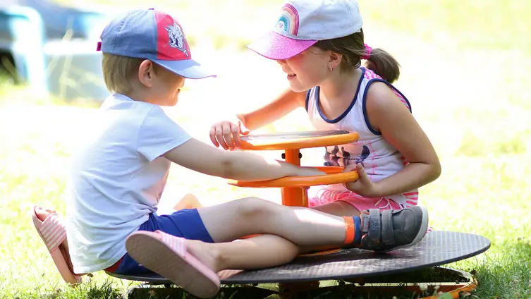 Garten der KiTa mit Kletter- und Spielgeräten