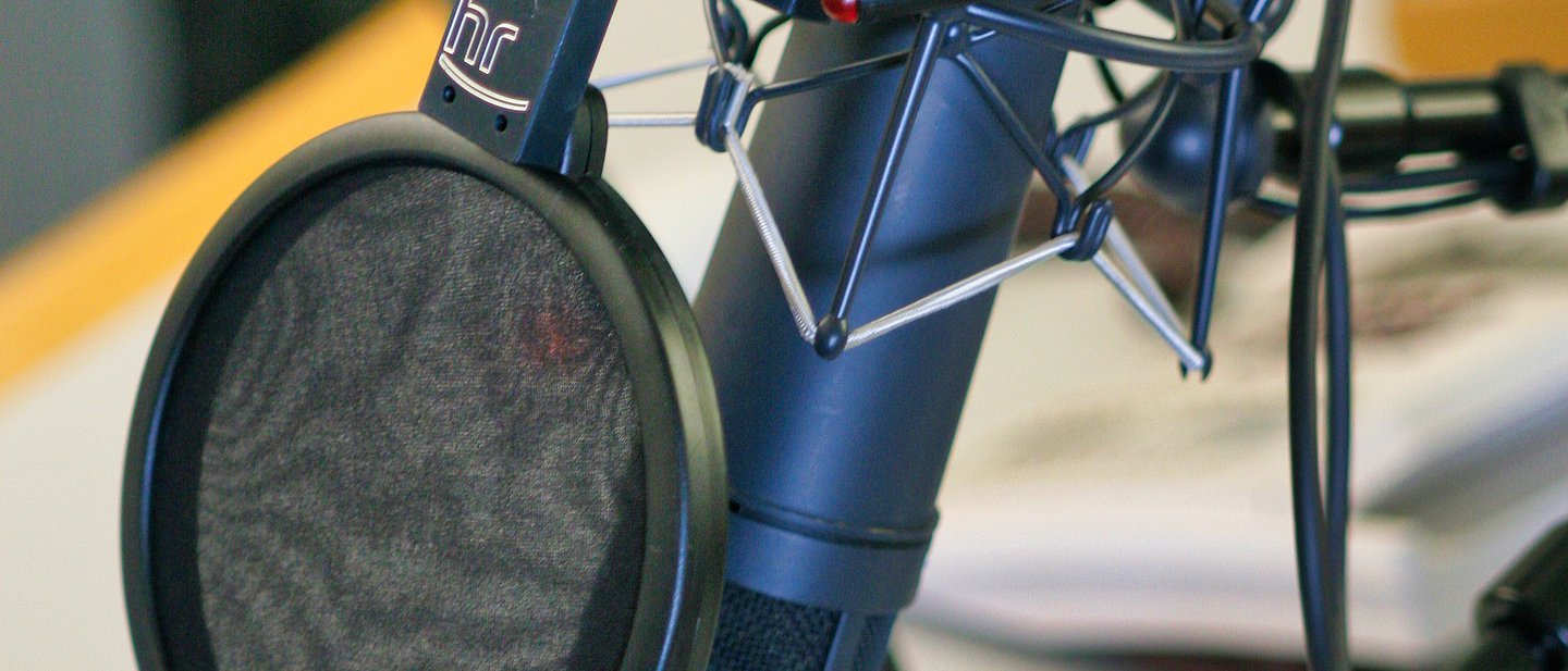 Schwarzes Mikrofon vom HR aufgestellt in einem Tonstudio