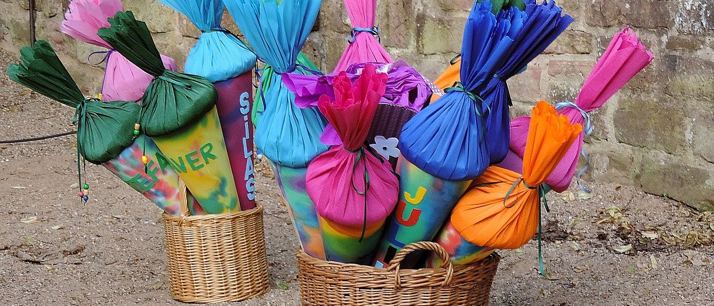 Einschulungsgottesdienst - da stehen ganz viele Schultüten vor der Kirchentür