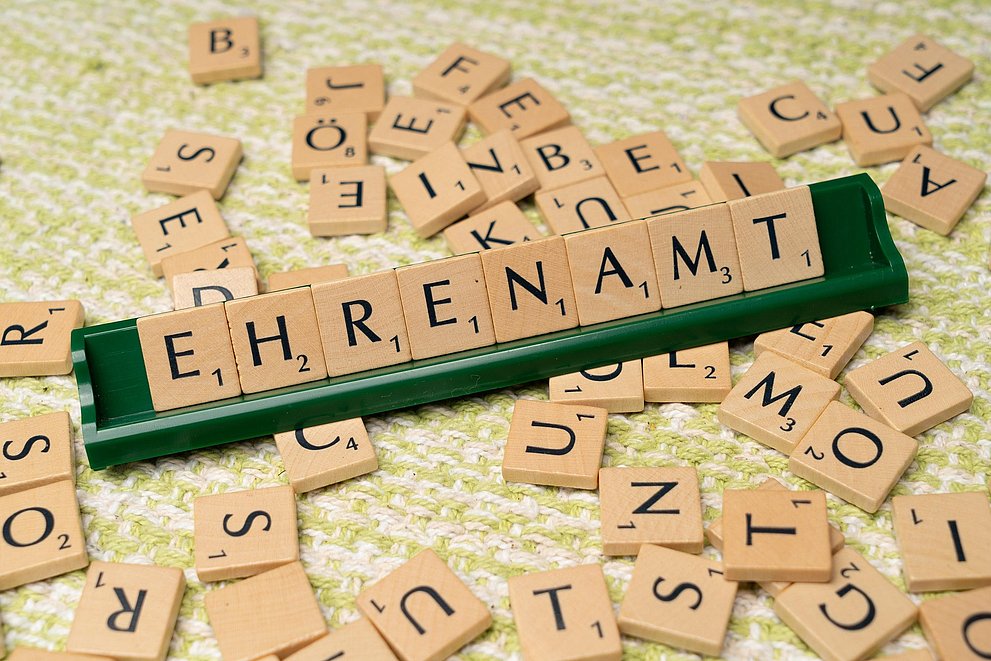 Das Bild zeigt die Buchstaben "Ehrenamt" im Spiel Scrabble