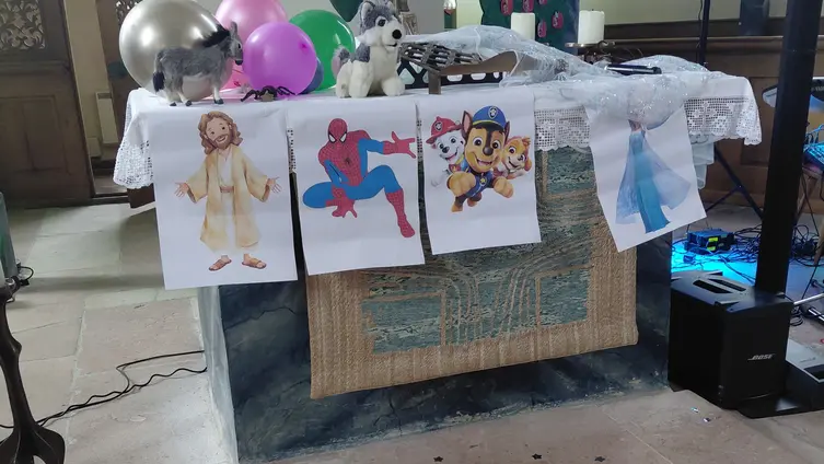 Das Foto zeigt den dekorierten und mit Bildern verschiedener Superhelden versehenen Altar der Sandbacher Kirche
