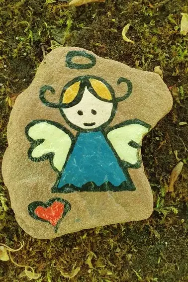 Bemalter Stein mit Engel