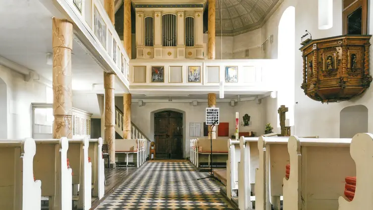 Das Bild zeigt einen Blick in die Kirche von Ober-Eschbach.