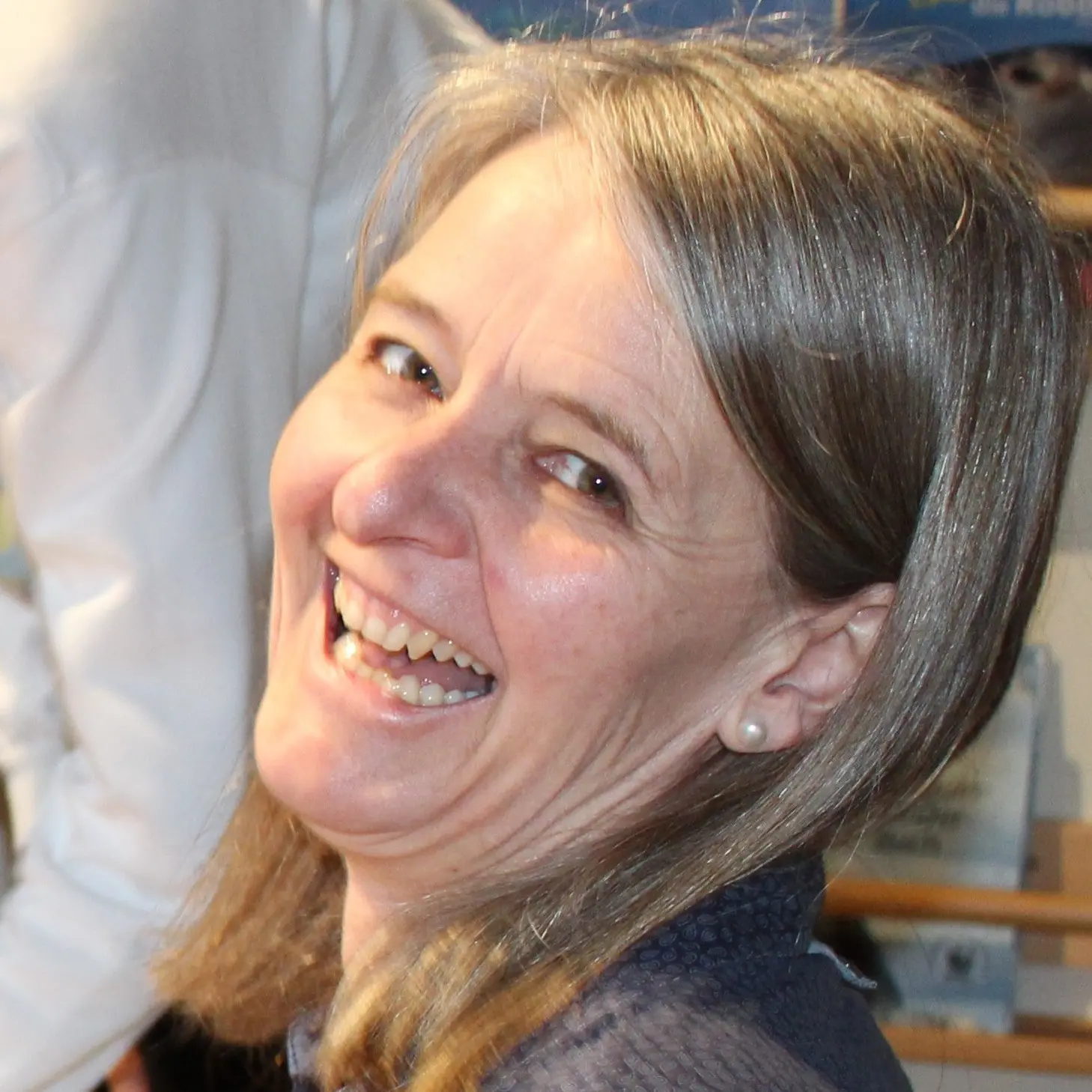 Lachende Frau mit mittelblonden Haaren