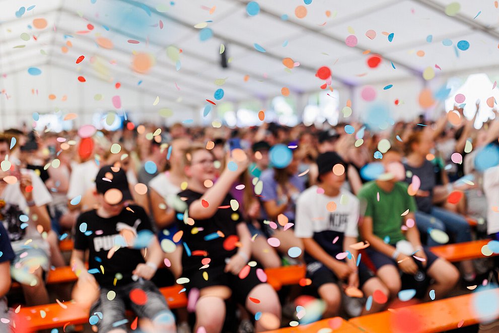 Konfetti regnet auf die Teilnehmenden herab.