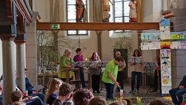Die Fotos zeigen Ausschnitte des Osterfamiliengottesdienstes in der Barbarakirche.