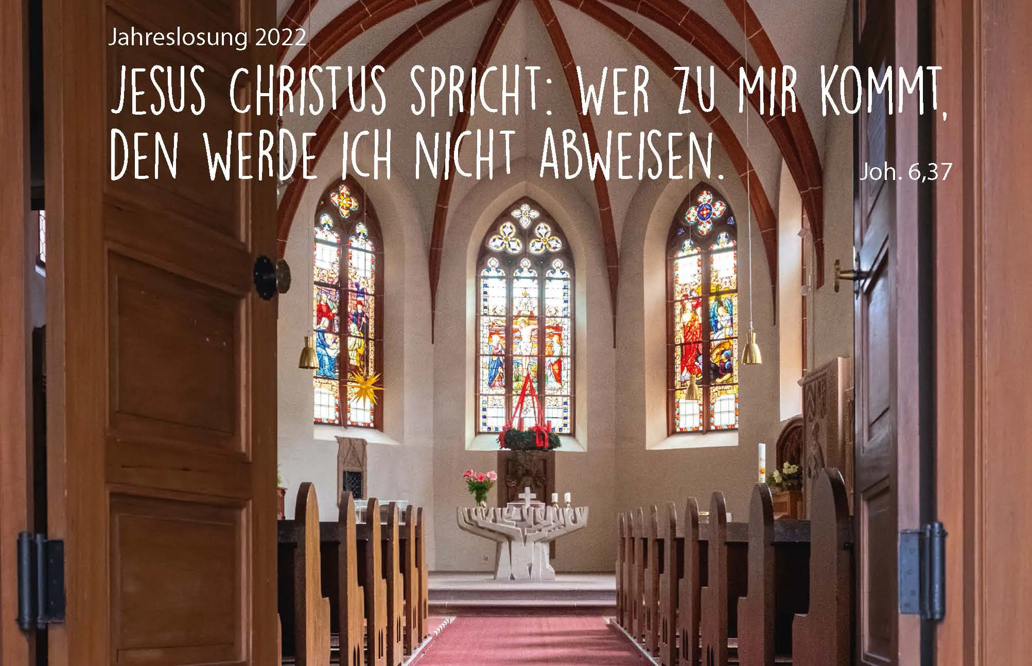 Durch die offene Kirchentür sieht man den Innenraum der Talkirche in Eppstein. Über dem Bild steht der Bielvers (Joh. 6,37): Gott spricht: wer zu mir kommt, den werde ich nicht abweisen.