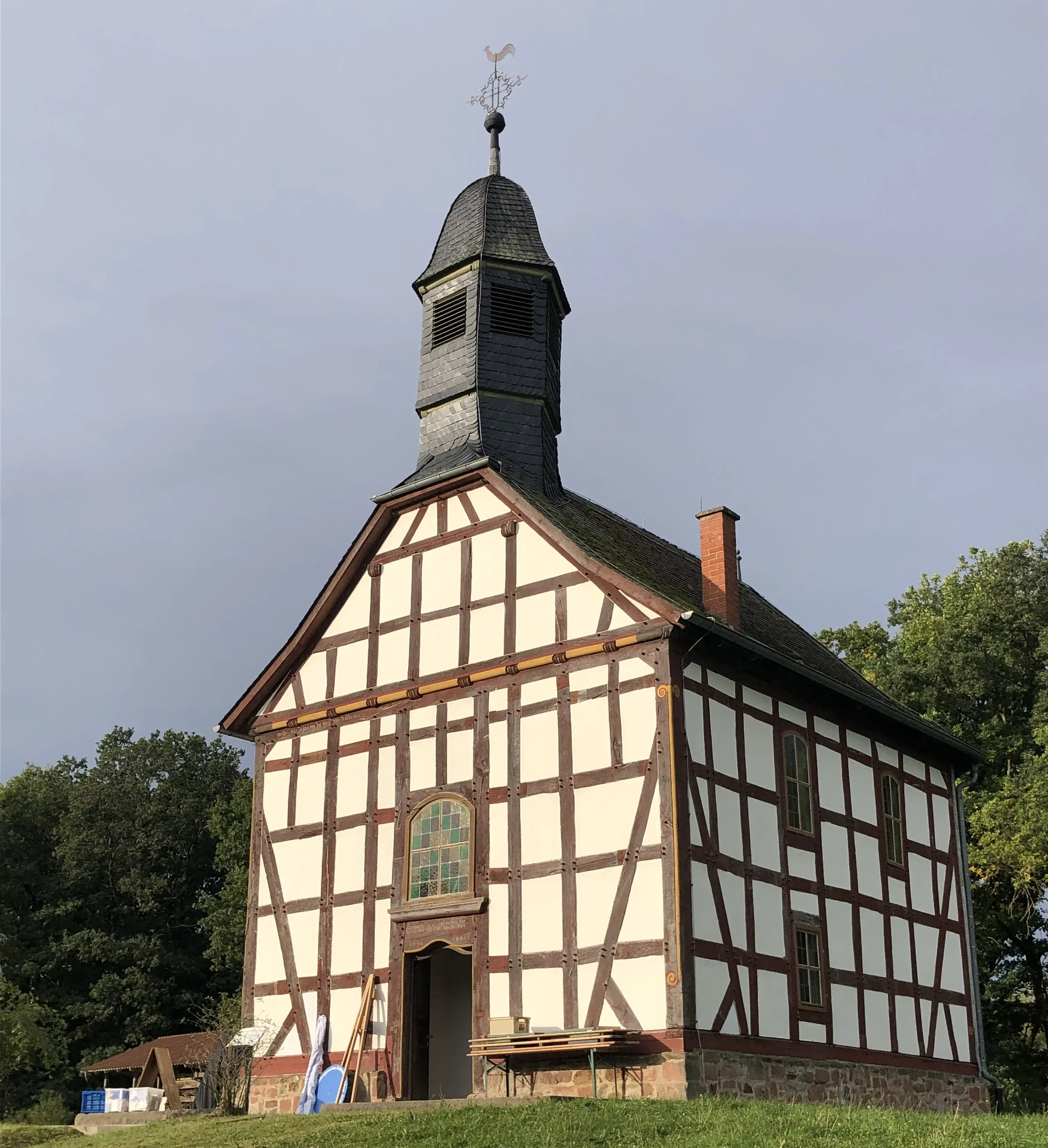 Die Kirche aus Ederbringhausen im Hessenpark - eine Fachwerkkirche auf einem Wiesenhügel