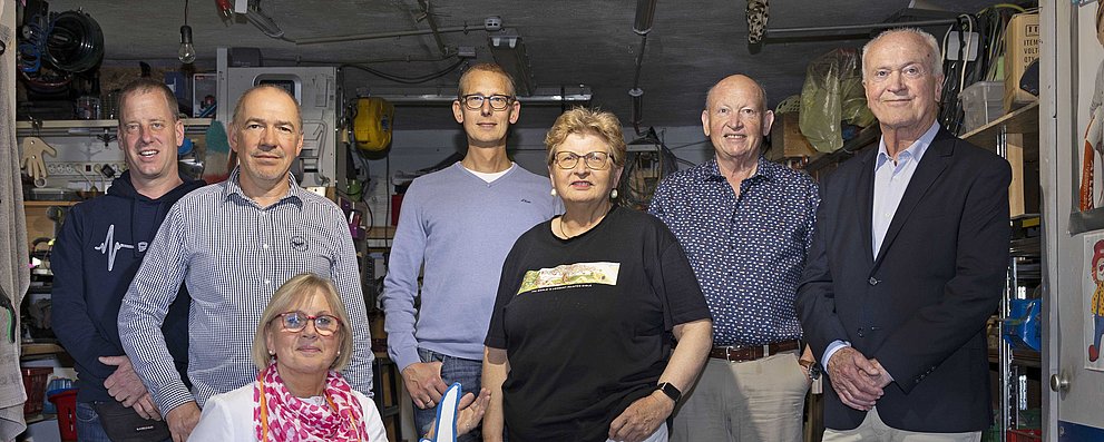 Gruppenbild des Kirchenvorstands der evangelischen Kirchengemeinde Seulberg. Von hinten links nach rechts: Jochen Kitz, Stephan Genschow, Christian Reichert, Christa Himmelreich-Tröger, Jürgen Walther, Karl-Heinz Wechterowicz, vorne sitzend: Ingrid Schunk.