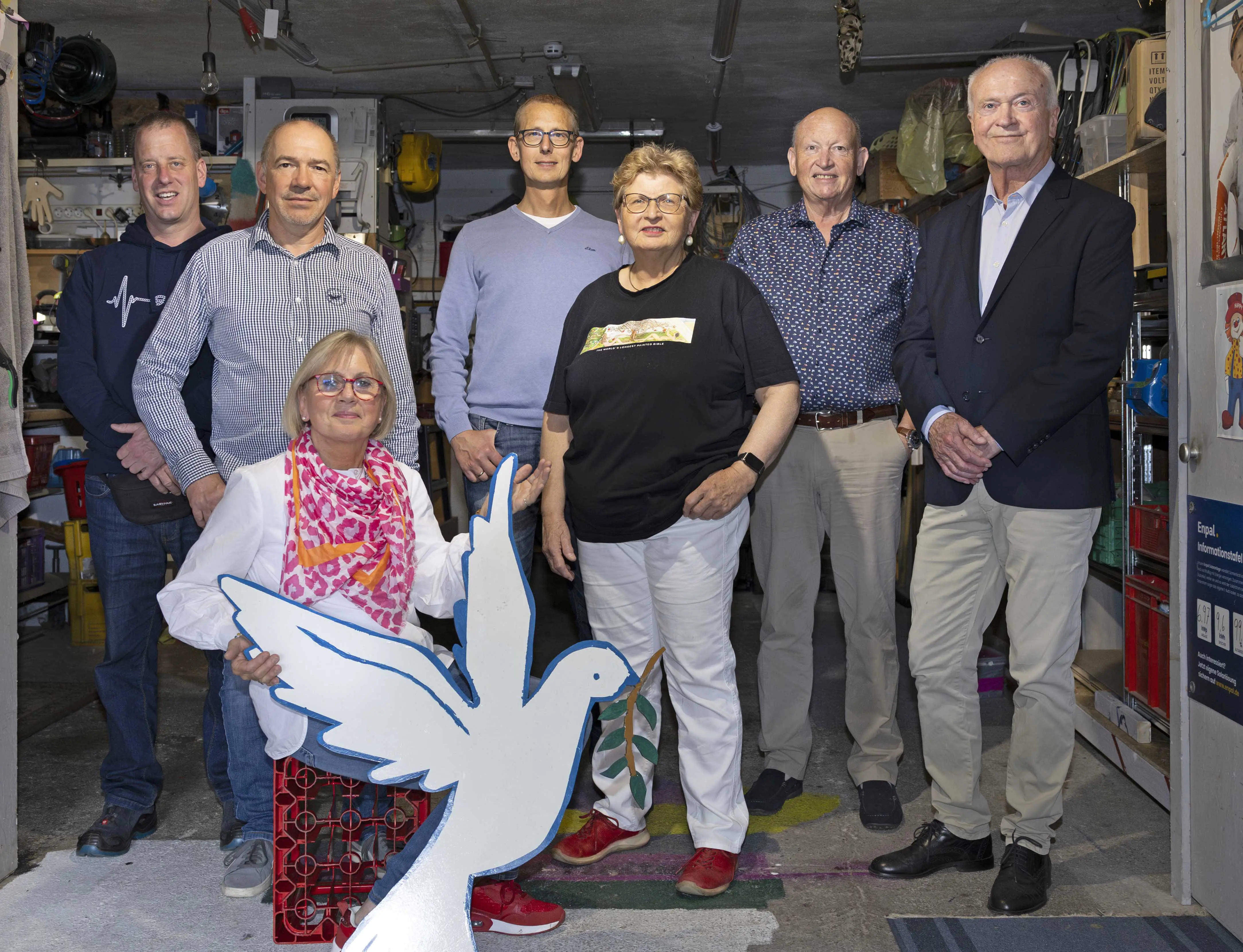 Gruppenbild des Kirchenvorstands der evangelischen Kirchengemeinde Seulberg. Von hinten links nach rechts: Jochen Kitz, Stephan Genschow, Christian Reichert, Christa Himmelreich-Tröger, Jürgen Walther, Karl-Heinz Wechterowicz, vorne sitzend: Ingrid Schunk.