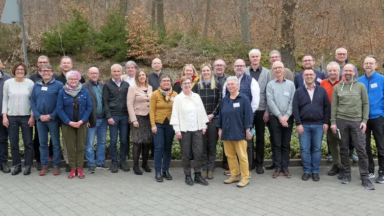 Gruppenbild im Freien mit vielen Personen
